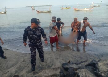 TNI AL dan Tim SAR Gabungan Evakuasi Mayat Terapung di Pantai Karangsari Labuan