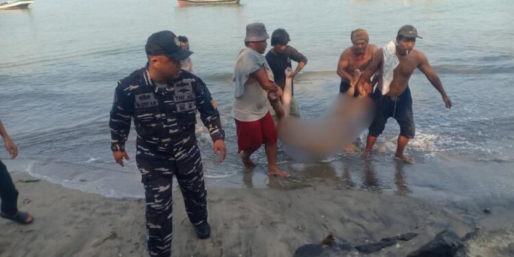 TNI AL dan Tim SAR Gabungan Evakuasi Mayat Terapung di Pantai Karangsari Labuan
