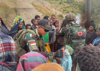TNI Peduli Kasih: Satgas Yonif 112/DJ Salurkan Bantuan dan Layanan Kesehatan di Puncak Jaya