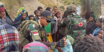 TNI Peduli Kasih: Satgas Yonif 112/DJ Salurkan Bantuan dan Layanan Kesehatan di Puncak Jaya