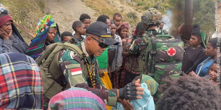 TNI Peduli Kasih: Satgas Yonif 112/DJ Salurkan Bantuan dan Layanan Kesehatan di Puncak Jaya