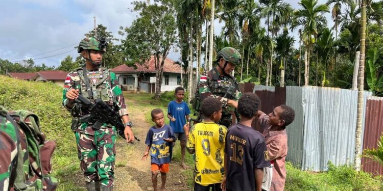 Anjangsana Penuh Cinta Satgas 126/KC: TNI Hadir Sebagai Sahabat Warga Kombut