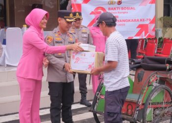 Hari Bhayangkara ke-79, Polres Subang Bagikan 100 Paket Bansos untuk Tukang Becak