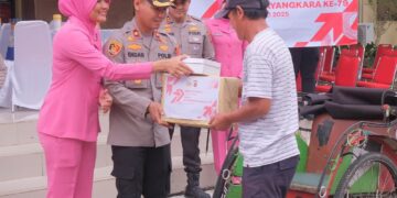 Hari Bhayangkara ke-79, Polres Subang Bagikan 100 Paket Bansos untuk Tukang Becak