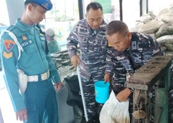 41 Ton Pasir Timah Ilegal Disita, Lanal Babel Lakukan Penimbangan dan Uji Sampel