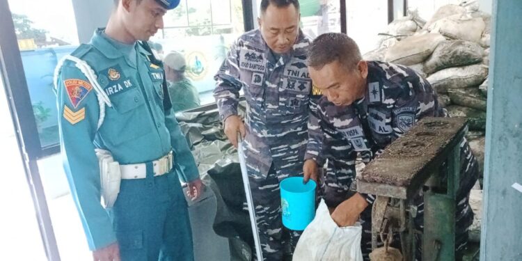 41 Ton Pasir Timah Ilegal Disita, Lanal Babel Lakukan Penimbangan dan Uji Sampel