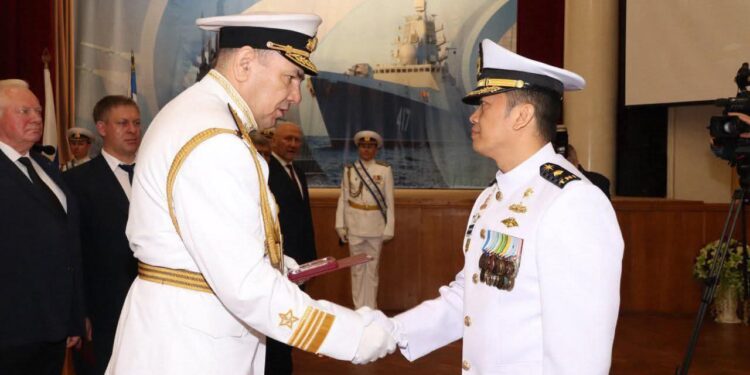 Mayor Laut Firman Cahyadi Raih Lulusan Terbaik di Akademi AL Rusia