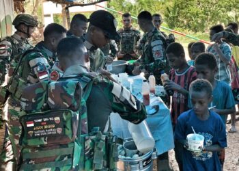Wujud Empati TNI, Satgas Yonif 126/KC Ikut Prosesi Pemakaman di Kampung Amuan