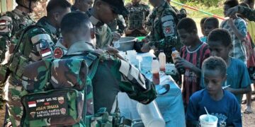 Wujud Empati TNI, Satgas Yonif 126/KC Ikut Prosesi Pemakaman di Kampung Amuan