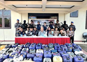 TNI AL dan Polres Aru Gagalkan Peredaran 2.305 Liter Miras Ilegal di Laut Dobo