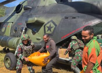 TNI Bantu Warga Distrik Oksop Atasi Krisis Akibat Aksi OPM