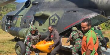 TNI Bantu Warga Distrik Oksop Atasi Krisis Akibat Aksi OPM