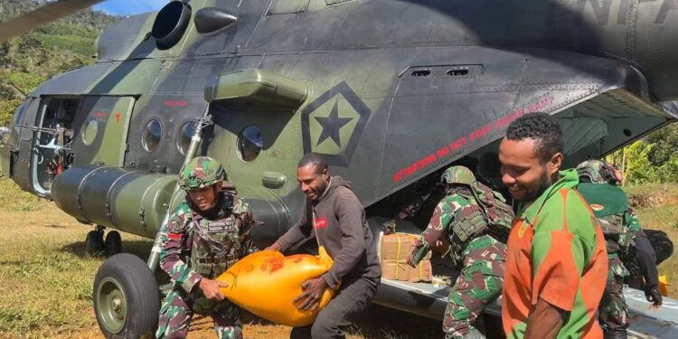 TNI Bantu Warga Distrik Oksop Atasi Krisis Akibat Aksi OPM