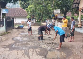 Jalan Rusak Hambat Pariwisata Cimarinjung, Warga Inisiatif Lakukan Perbaikan Sementara