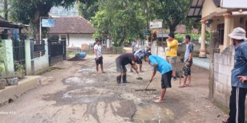 Jalan Rusak Hambat Pariwisata Cimarinjung, Warga Inisiatif Lakukan Perbaikan Sementara