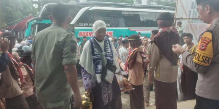 442 Jemaah Haji Kloter 18 Tiba di Sukabumi, Disambut Isak Haru Keluarga