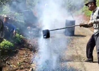 Jalan Cibuluh Rusak di Masa Pemeliharaan, Kepala Desa Ciemas Langsung Ambil Tindakan
