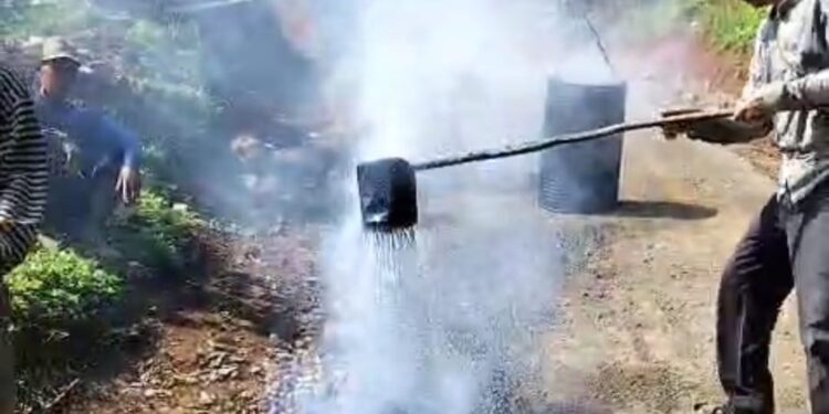 Jalan Cibuluh Rusak di Masa Pemeliharaan, Kepala Desa Ciemas Langsung Ambil Tindakan