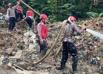 Sat Brimob Polda Jabar Fokus Cari Korban Hilang di Tengah Medan Ekstrem Megamendung