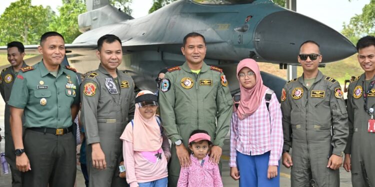 Open Base Lanud SIM: Ribuan Warga Padati Shelter Galaxy, Saksikan Langsung Pesawat Tempur TNI AU