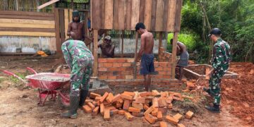 Satgas Yonif 312/KH dan Masyarakat Baidub Bersatu Bangun MCK, Dorong Pola Hidup Sehat