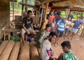 Peduli Kesehatan Warga Perbatasan, TNI Yonif 144/JY Berikan Pelayanan Langsung di Kampung Pagoleva