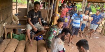 Peduli Kesehatan Warga Perbatasan, TNI Yonif 144/JY Berikan Pelayanan Langsung di Kampung Pagoleva