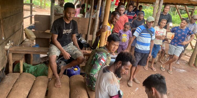 Peduli Kesehatan Warga Perbatasan, TNI Yonif 144/JY Berikan Pelayanan Langsung di Kampung Pagoleva