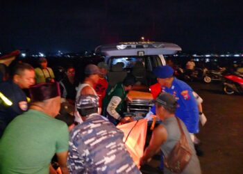 Prajurit TNI AL Evakuasi Jenazah Tanpa Identitas di Perairan Sembulungan, Diduga Korban KMP Tunu