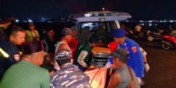 Prajurit TNI AL Evakuasi Jenazah Tanpa Identitas di Perairan Sembulungan, Diduga Korban KMP Tunu