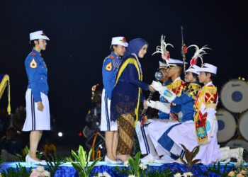 Parade Surya Senja, AAL Serahterimakan Penatarama Gita Jala Taruna Angkatan 71 ke 72