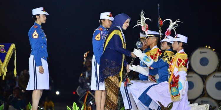 Parade Surya Senja, AAL Serahterimakan Penatarama Gita Jala Taruna Angkatan 71 ke 72