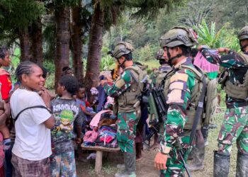 Satgas Yonif 732/Banau Berbagi Pakaian untuk Warga Kampung Ambobera Papua