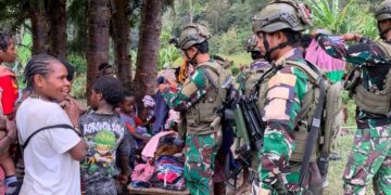Satgas Yonif 732/Banau Berbagi Pakaian untuk Warga Kampung Ambobera Papua