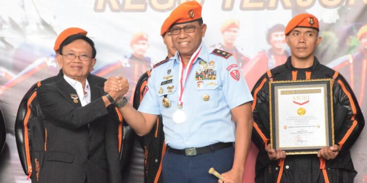 Kopasgat Ukir Sejarah, Jadi Pasukan Pertama Punya Regu Wingsuit dan Raih Rekor MURI