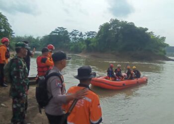Bhabinkamtibmas Mekarharja Terjun Langsung Cari Korban Tenggelam di Sungai Cijolang
