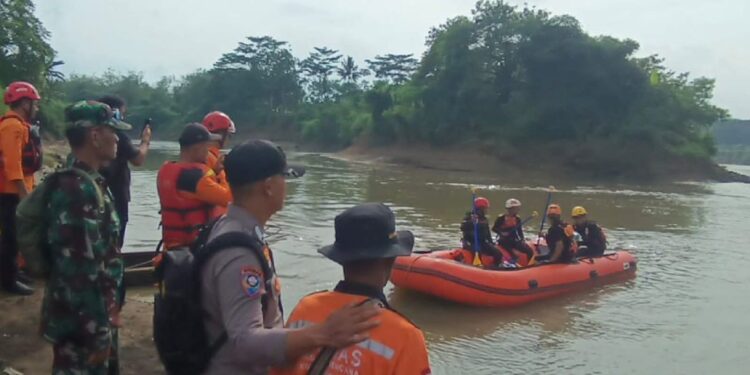 Bhabinkamtibmas Mekarharja Terjun Langsung Cari Korban Tenggelam di Sungai Cijolang