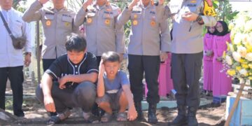 Kapolda Jabar Sampaikan Penghormatan Terakhir dan Pangkat Anumerta untuk Bripka Cecep