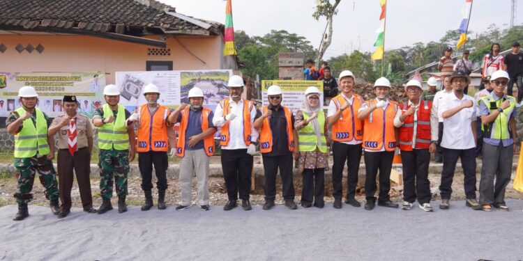 Bupati Letakkan Batu Pertama, Warga Jampangtengah Tak Sabar Nikmati Alun-Alun Baru