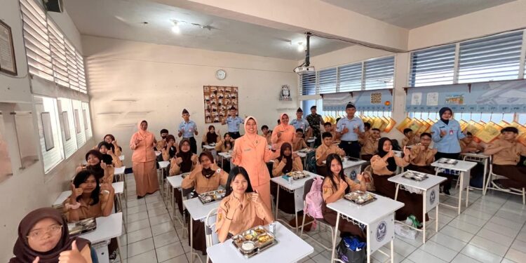 Hari Anak Nasional, Lanud Husein Salurkan 7.000+ Paket Makanan Bergizi untuk Siswa