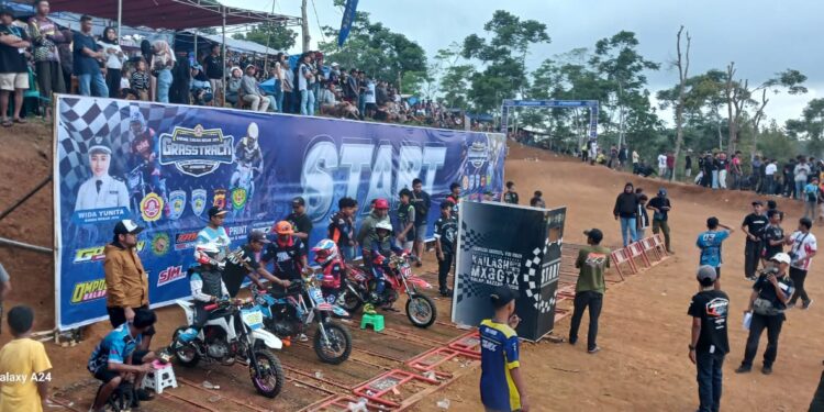 Ratusan Pembalap Ikuti Even Grasstrack yang diselengarakan Oleh Karang Taruna Desa Mekarjaya