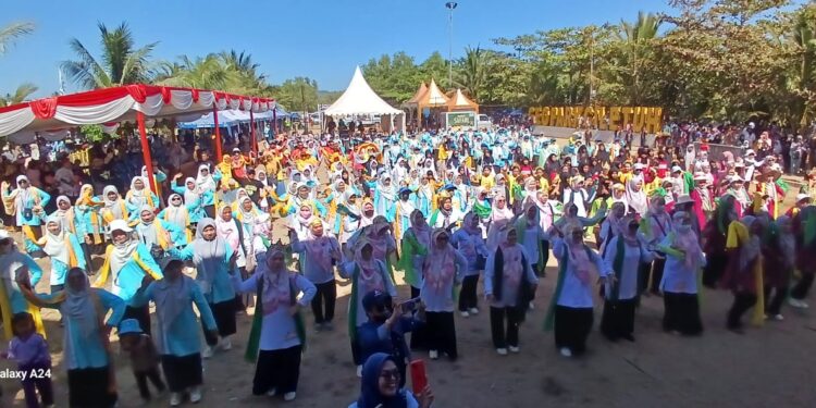Semarak Tari Jipeng Meriahkan Pembukaan Syukuran Nelayan ke-68 Desa Ciwaru