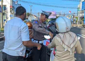Rayakan Kemerdekaan, Satlantas Banjar Bagikan Bendera dan Mawar kepada Pengguna Jalan