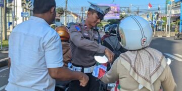 Rayakan Kemerdekaan, Satlantas Banjar Bagikan Bendera dan Mawar kepada Pengguna Jalan