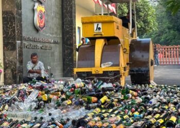 Cegah Kerusakan Moral, Polresta Cirebon Musnahkan Miras dan Minta Dukungan DPRD