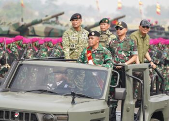 Menuju Upacara Puncak, Panglima TNI dan Menhan RI Awasi Geladi Bersih Pasukan TNI Tiga Matra