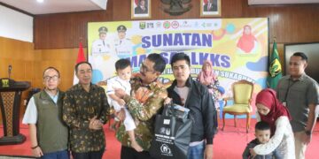 Khitanan Massal HJKS ke-155, Bupati: “Semoga Jadi Generasi Saleh, Berguna bagi Agama, Keluarga, dan Negara