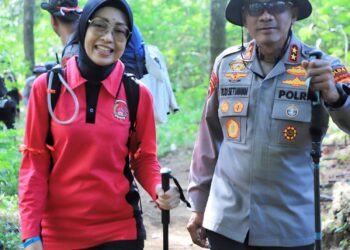 Srikandi Gunung’: Ketua Bhayangkari Jabar Tuntaskan Pendakian ke Puncak Ciremai