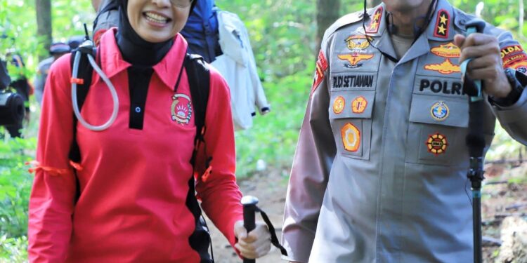 Srikandi Gunung’: Ketua Bhayangkari Jabar Tuntaskan Pendakian ke Puncak Ciremai