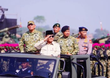 Panglima TNI Dampingi Presiden Prabowo pada Upacara Gelar Pasukan dan Penganugerahan Tanda Kehormatan